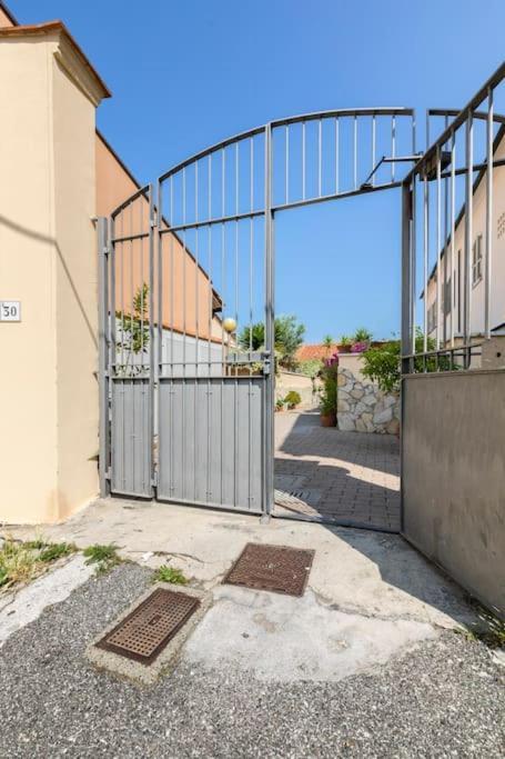Casa “Oasi Del Mare” Apartman Livorno Kültér fotó